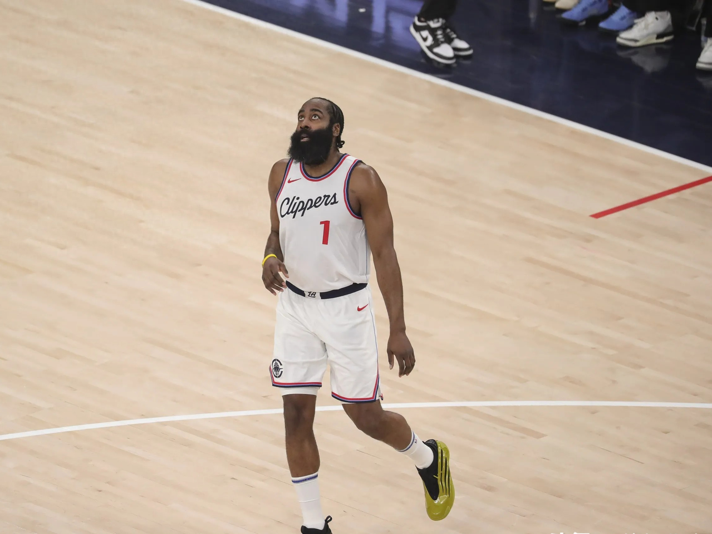 关于布鲁克林篮网训练开放日；加时末段止住颓势引欢呼；NBA常规赛在即；细节决定成败的信息